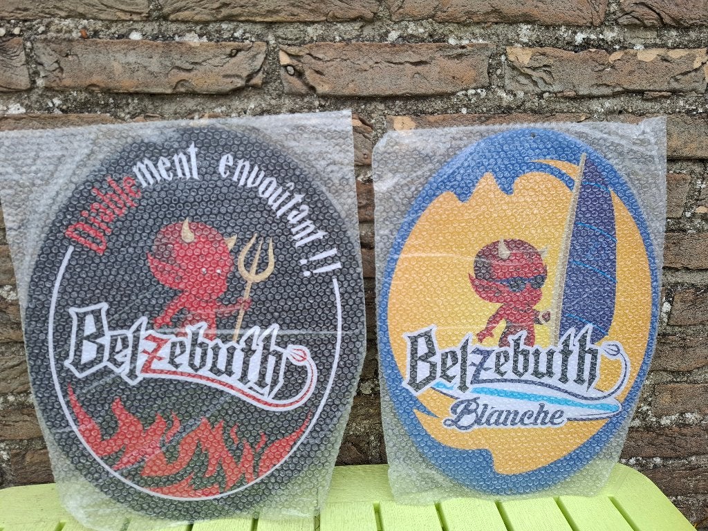 2 reclameborden Belzebuth bier (zwarte en gele versie), Ophalen of Verzenden, Nieuw, Reclamebord, Plaat of Schild, Overige merken