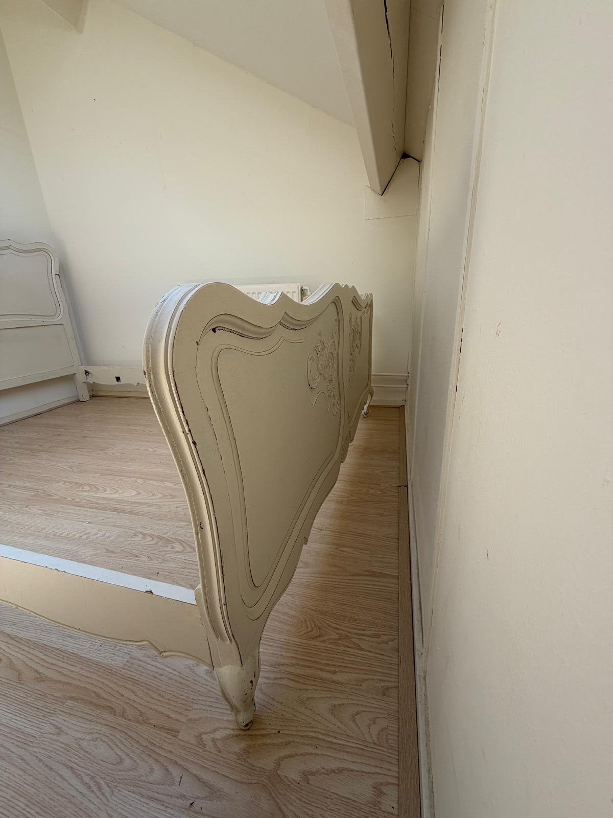 Antiek Brocante Bedframe - Crèmewit met Sierlijke Details, Antiek en Kunst, Ophalen
