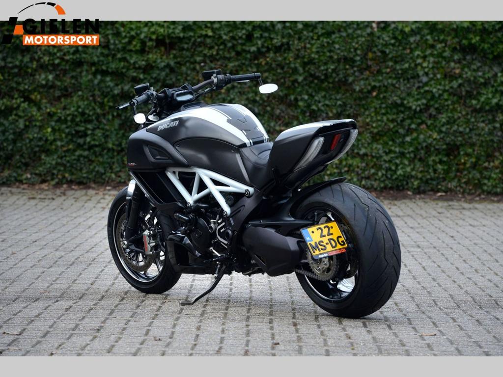 Ducati Diavel Carbon editie 2016 Type 2, 2 cilinders, Sportuitlaat, 390, rue d' Estienne d'Orves 92701 COLOMBES CEDEX, FR, 1198 cc