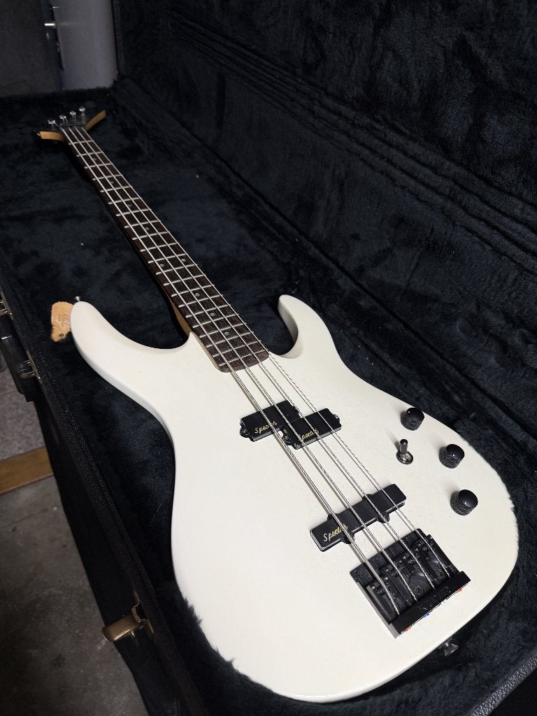 Vintage Kramer Striker 720 basgitaar met flightcase - 1980s, Muziek en Instrumenten, Snaarinstrumenten | Gitaren | Bas, Ophalen of Verzenden