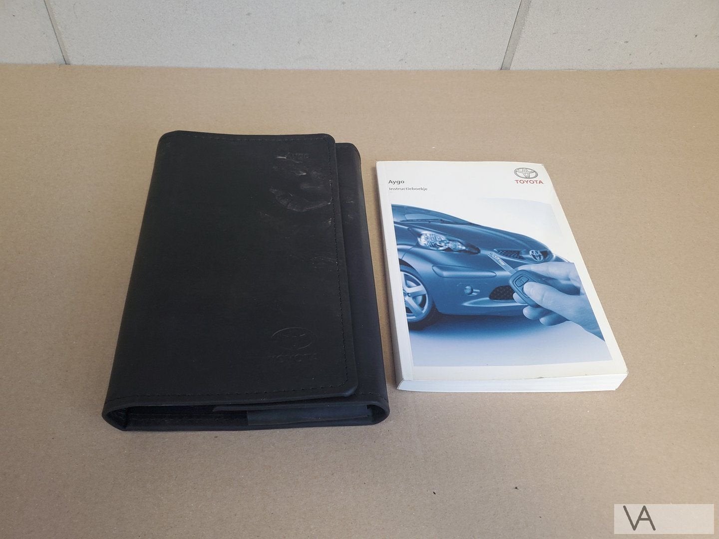 Toyota Aygo 2005 tot 2013 instructieboekje met lederen map, Auto diversen, Ophalen of Verzenden
