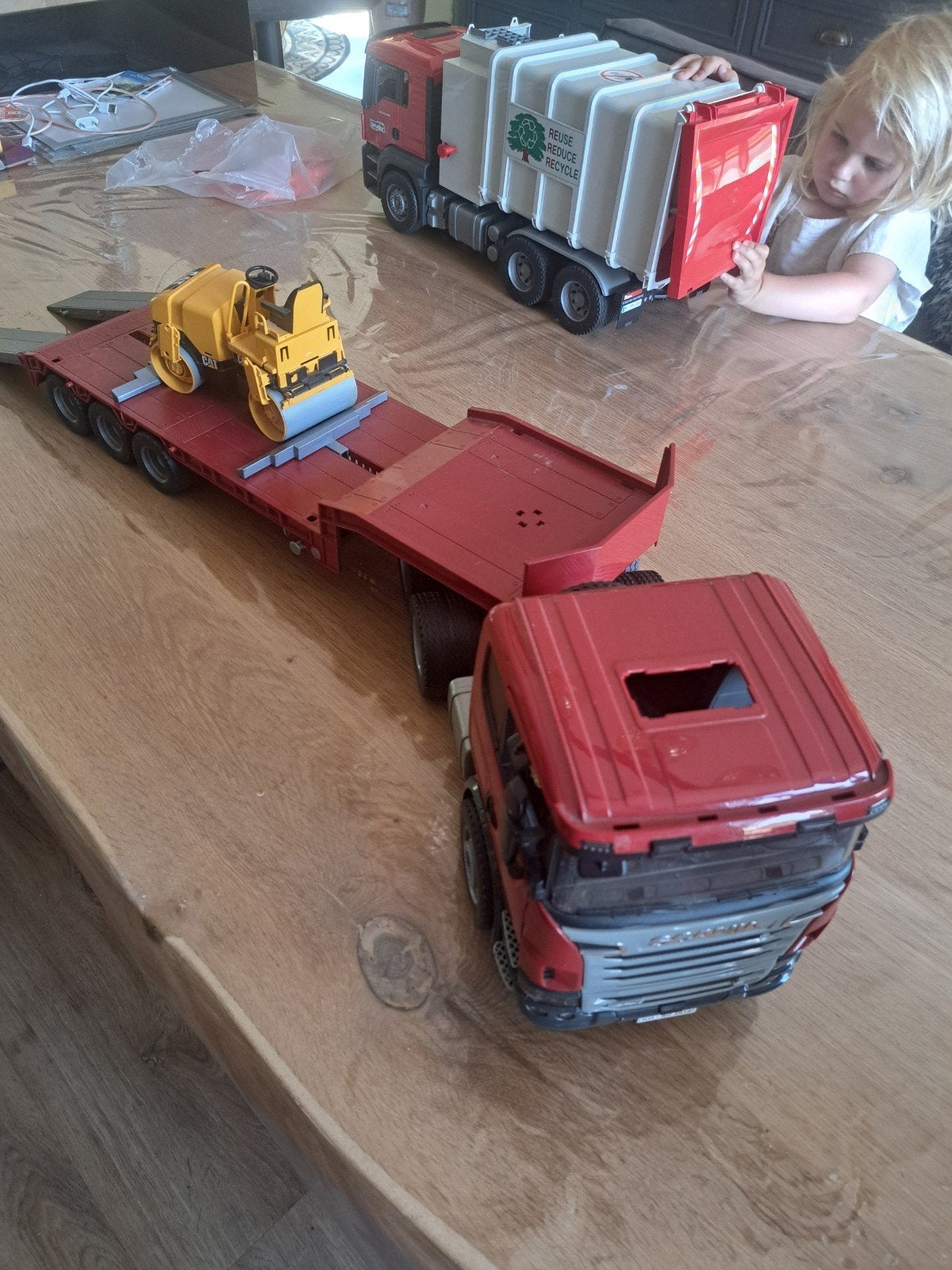 Bruder vrachtwagen met dieplader en wals - Gebruikt, Ophalen of Verzenden, Gebruikt