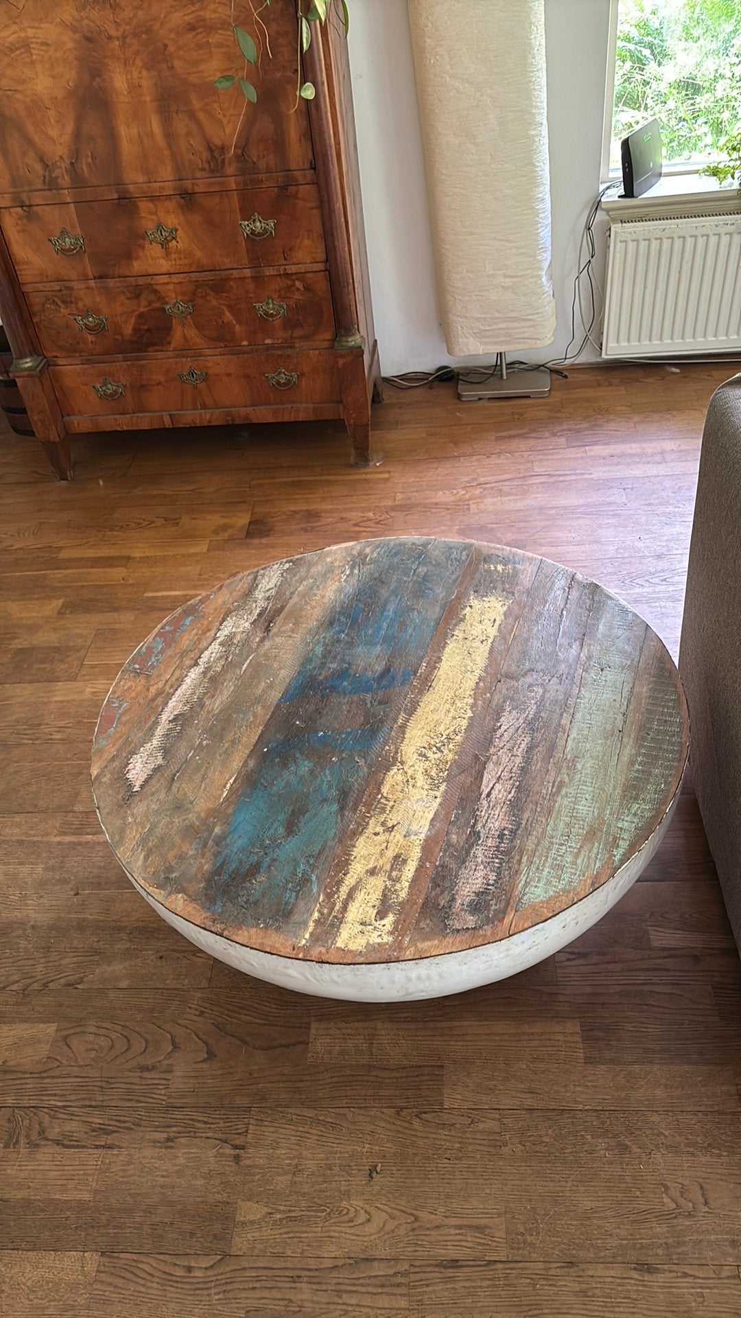 Stoer ‘sloophout’ met ijzeren kuiptafeltje te koop, Ophalen, 50 tot 100 cm, Zo goed als nieuw, Minder dan 50 cm