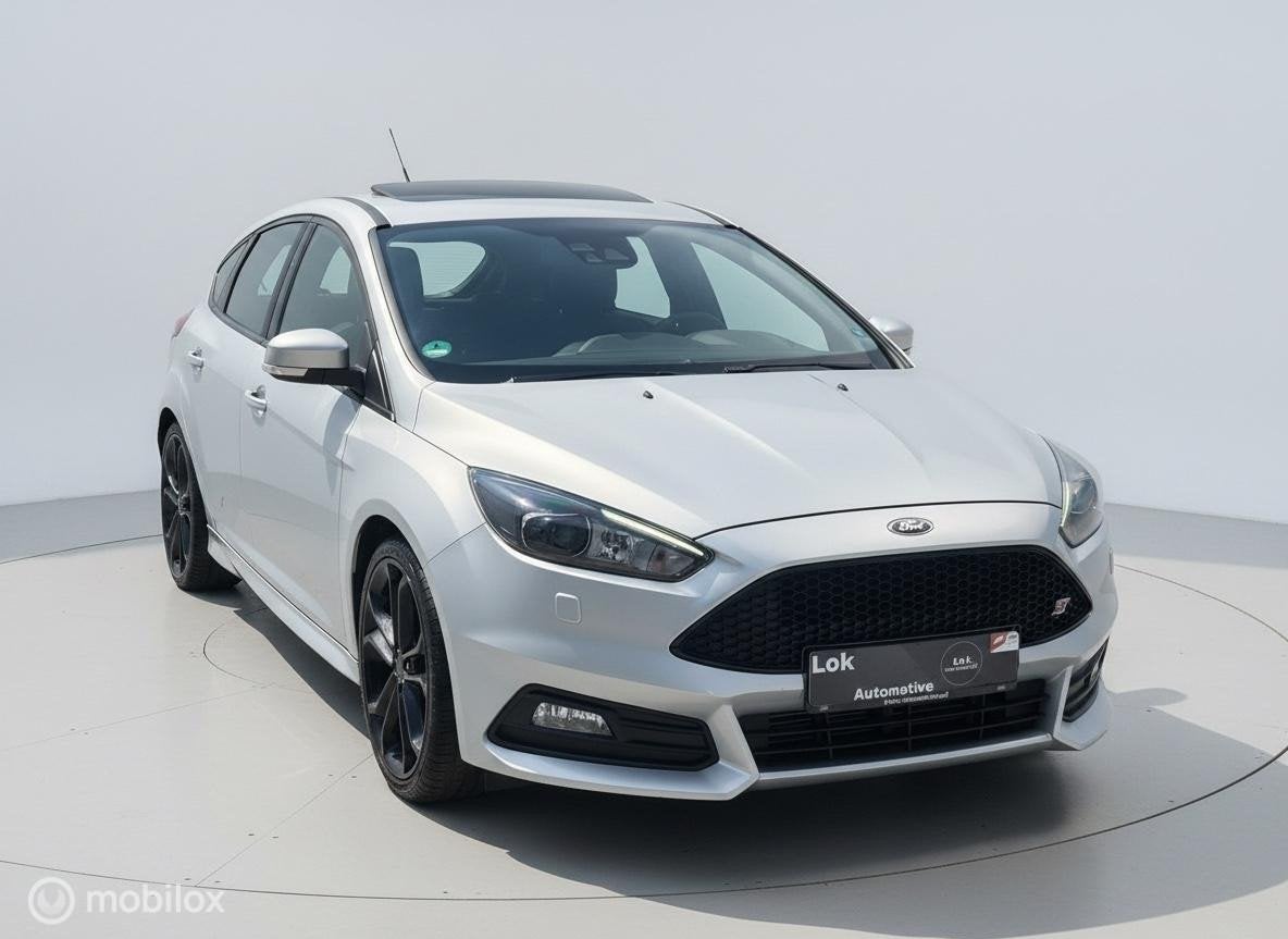 Ford Focus 2.0 ST DAK|RECARO|SONY|LED|CAMERA|STOEL/STUURVERW, 15 km/l, Gebruikt, Zwart, 4 cilinders
