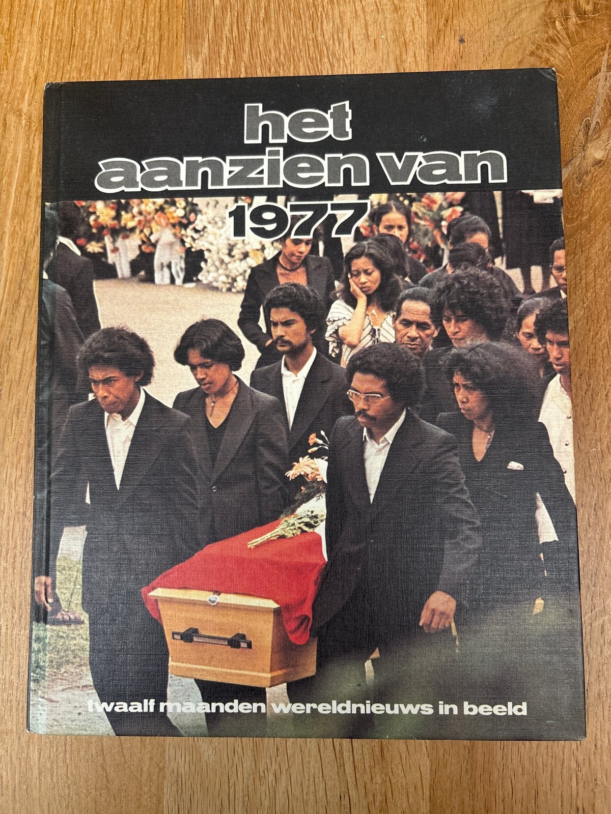 Het Aanzien van 1977 - Twaalf maanden wereldnieuws, Boeken, Ophalen of Verzenden, 20e eeuw of later, Gelezen
