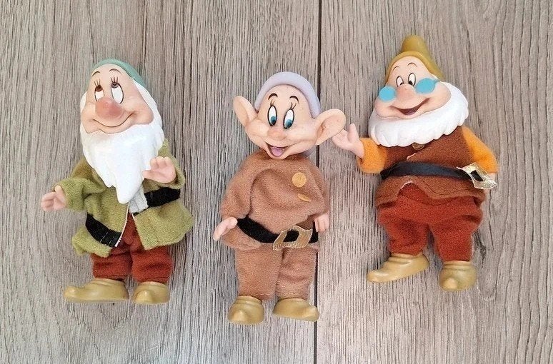 Disney Sneeuwwitje 3 dwergen Sleepy Dopey Doc 15 cm, Ophalen of Verzenden, Sneeuwwitje of Doornroosje, Zo goed als nieuw, Beeldje of Figuurtje