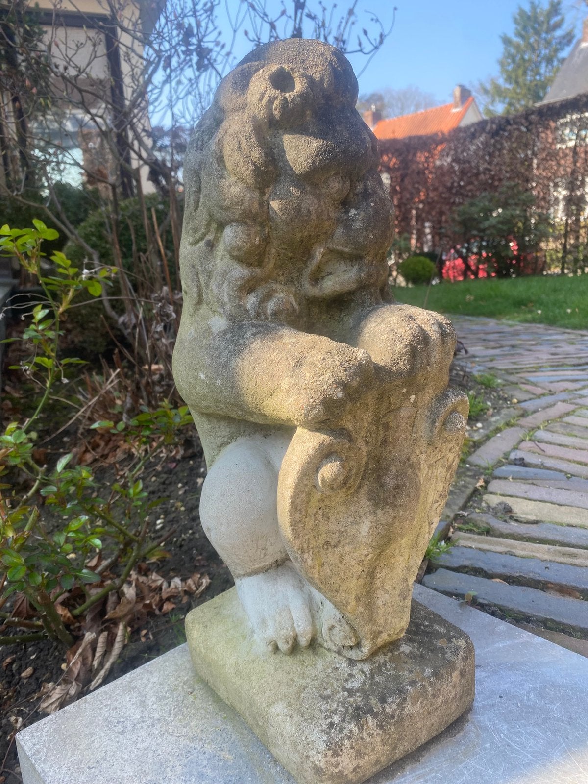 Decoratieve stenen leeuw met schild., Ophalen, Gebruikt, Steen
