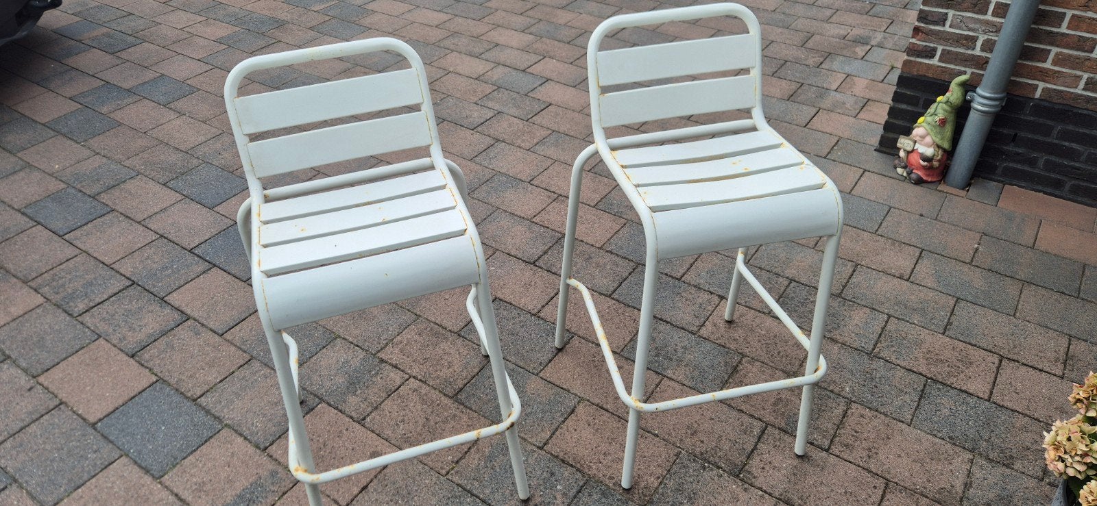 2 Witte Gebruikte Barkrukken met Rugleuning, Huis en Inrichting, Ophalen, Gebruikt, Met voetsteun, 60 tot 90 cm