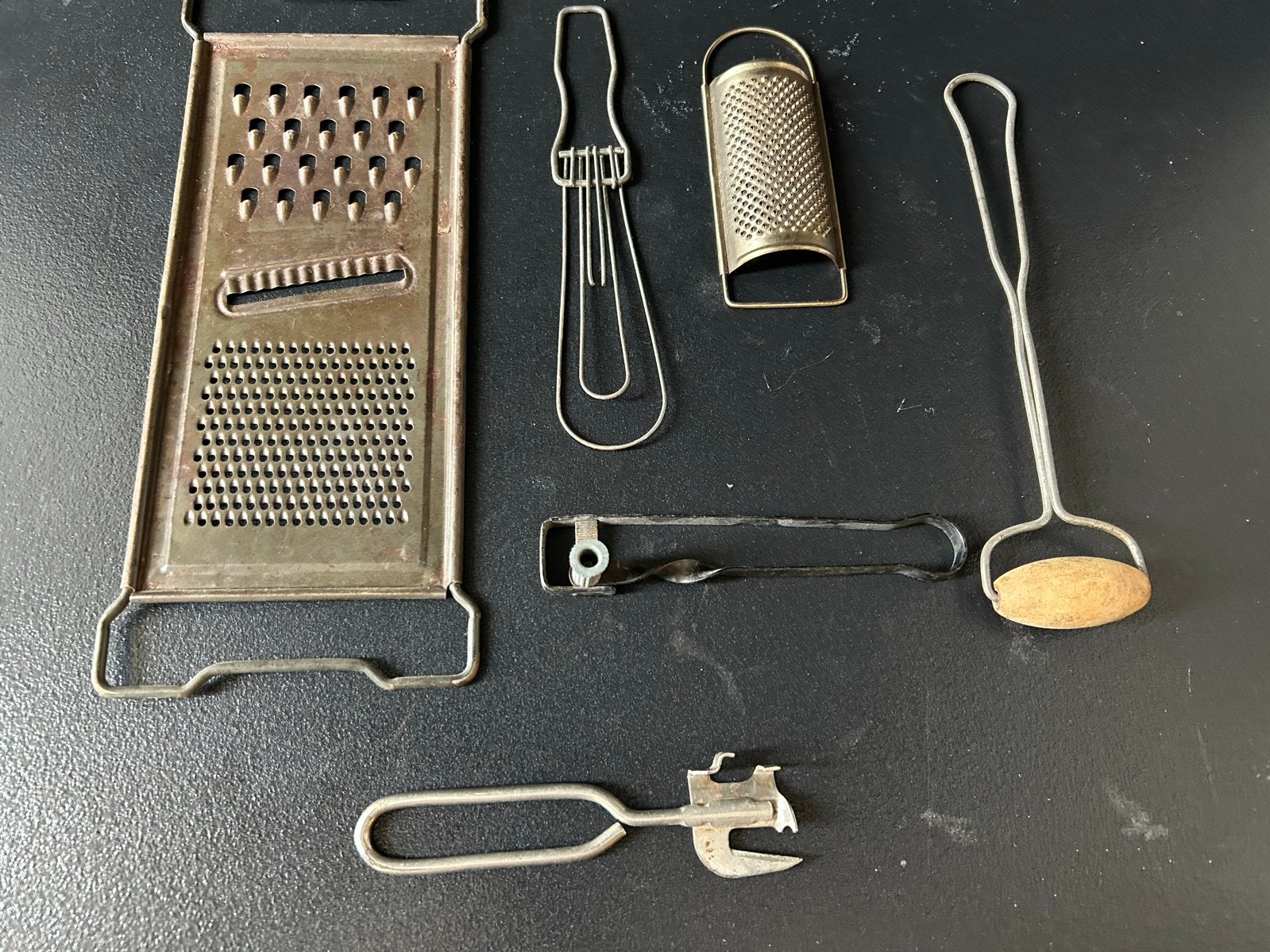 Vintage Keukengerei Set - Rasp, Blikopener, Notenkraker, Antiek en Kunst, Antiek | Keukenbenodigdheden, Ophalen of Verzenden