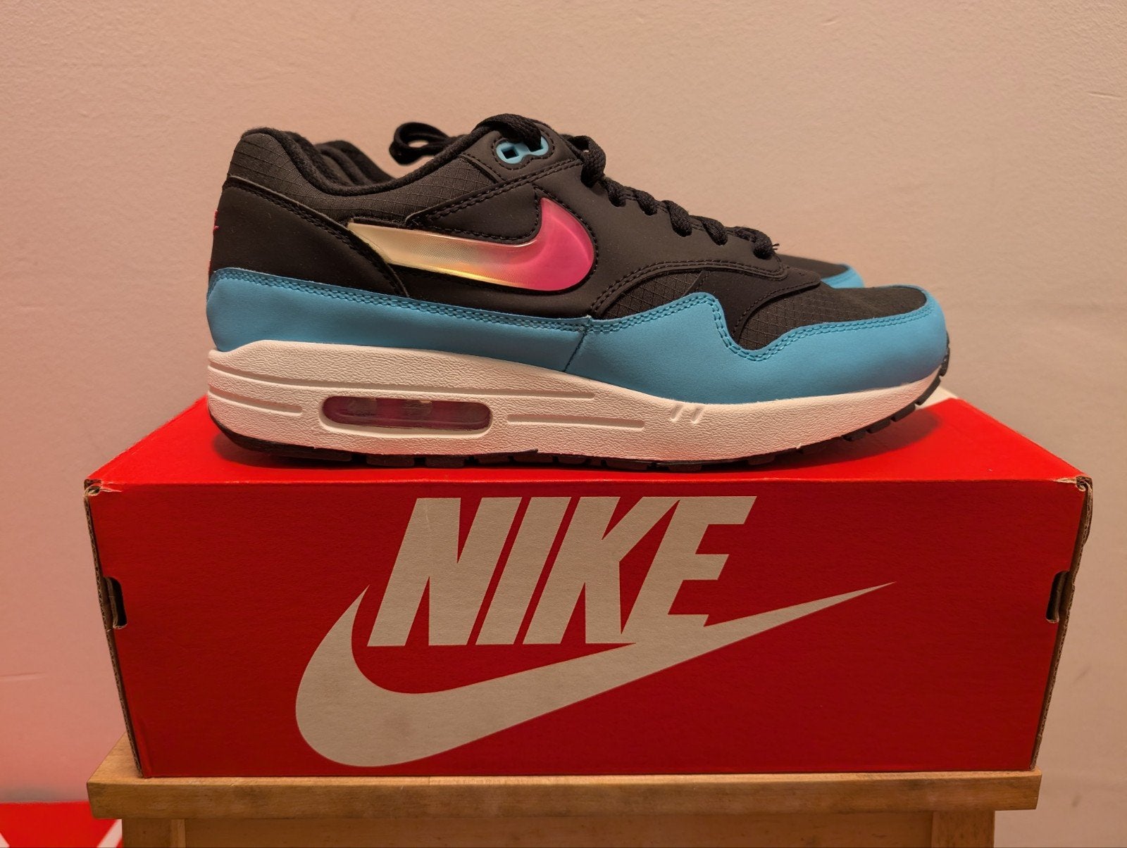 Nike Air Max 1 Jelly Swoosh Black Fuchsia Blue Fury 43, Kleding | Heren, Schoenen, Nike air max, Overige kleuren, Nieuw, Ophalen of Verzenden