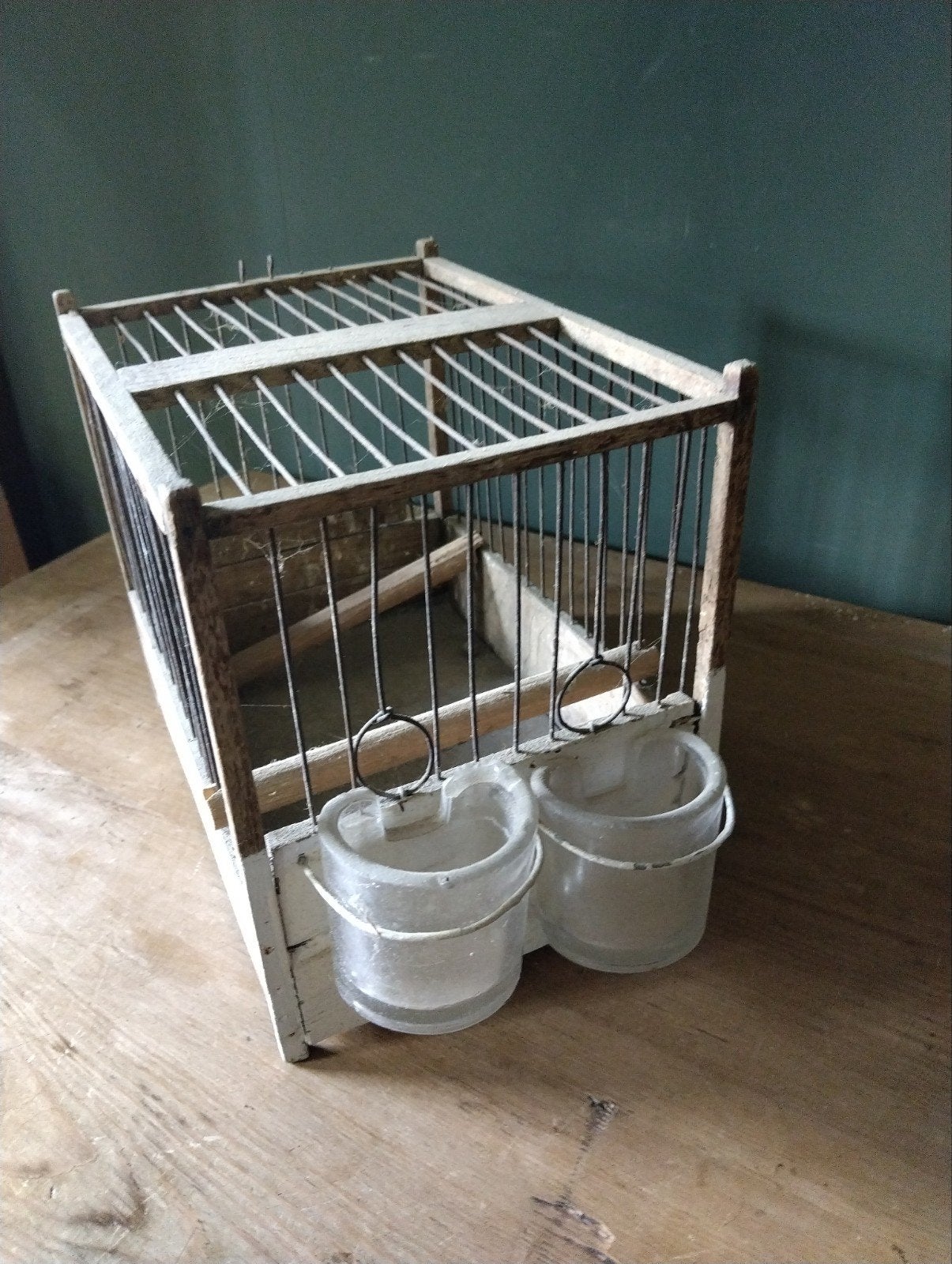 Twee antieke houten vogelkooitjes met 2 glazen waterbakjes, Antiek en Kunst, Ophalen of Verzenden