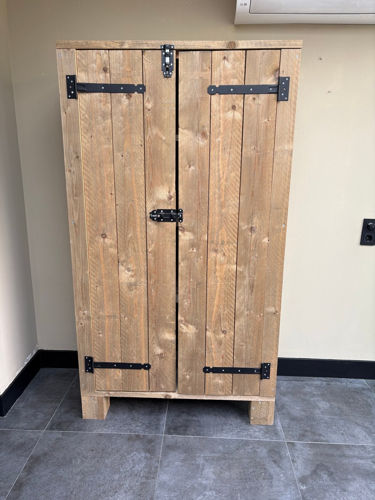 Robuuste houten kast met steigerhout planken, Ophalen of Verzenden, Zo goed als nieuw