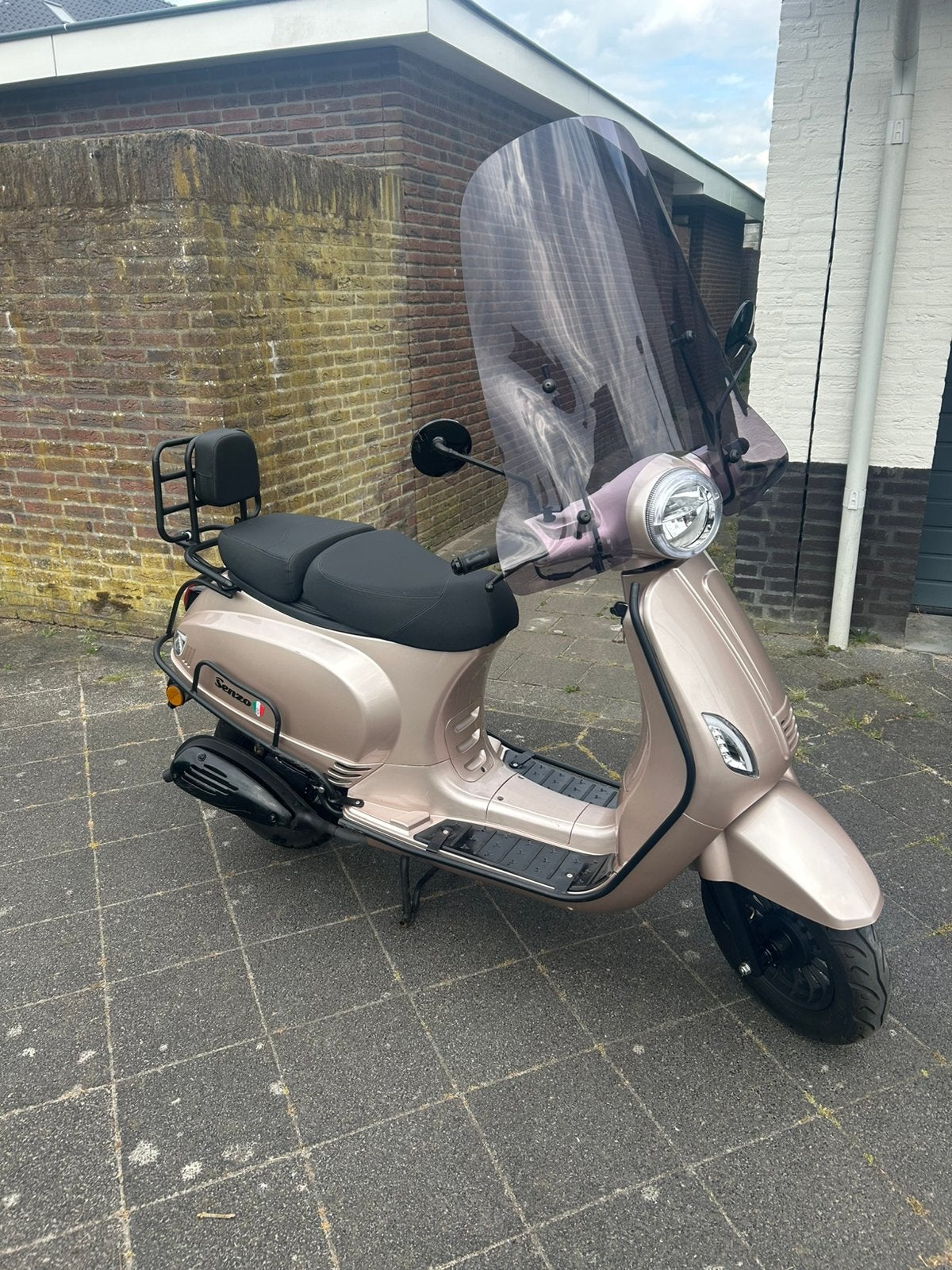 Senzo Riva Lux, Champagne kleur, geel kenteken 45 km/u, Zo goed als nieuw, Benzine, Ophalen, Overige merken