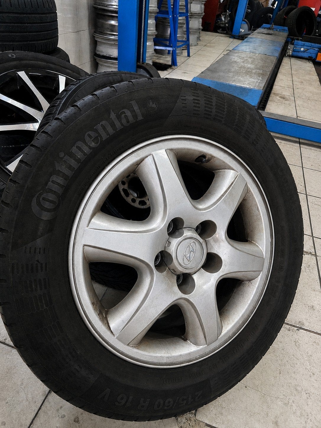 Hyundai originele lichtmetalen set velgen+banden, Auto-onderdelen, Banden en Velgen, Ophalen, 16 inch, Banden en Velgen, Personenwagen