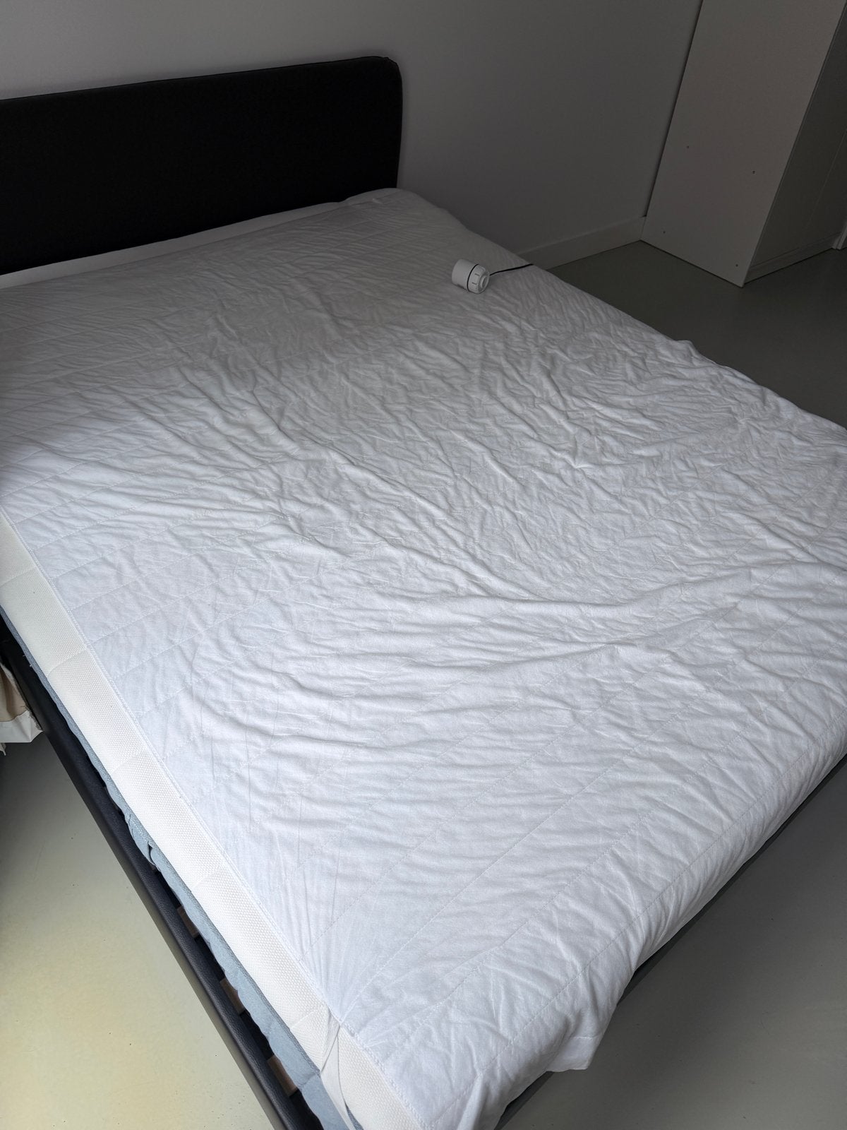 IKEA Vesteröy 1.6m matras met beschermer - Zo goed als nieuw, Ophalen, 90 cm, Eenpersoons, Zo goed als nieuw