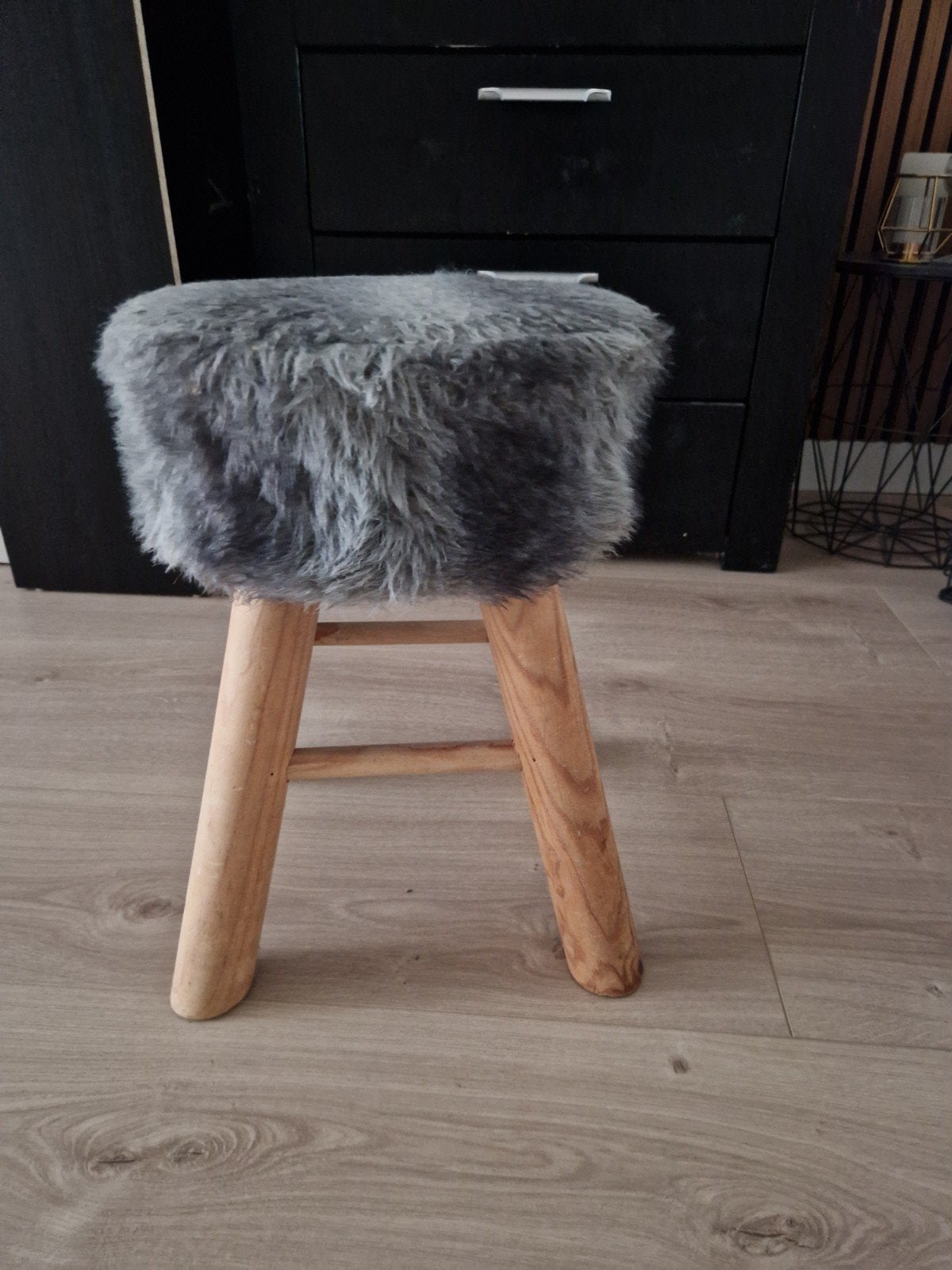 Grijs krukje met houten poten en zachte zitting, Ophalen, Gebruikt, Hout