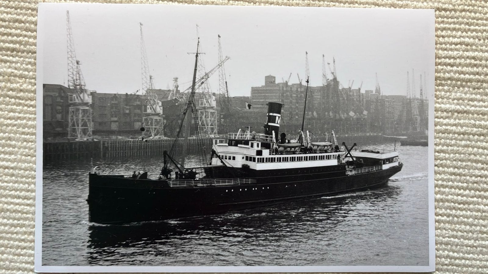 BATAVIER  II  (1921-1959)  London Docks, Ophalen of Verzenden, Zo goed als nieuw, Kaart, Foto of Prent