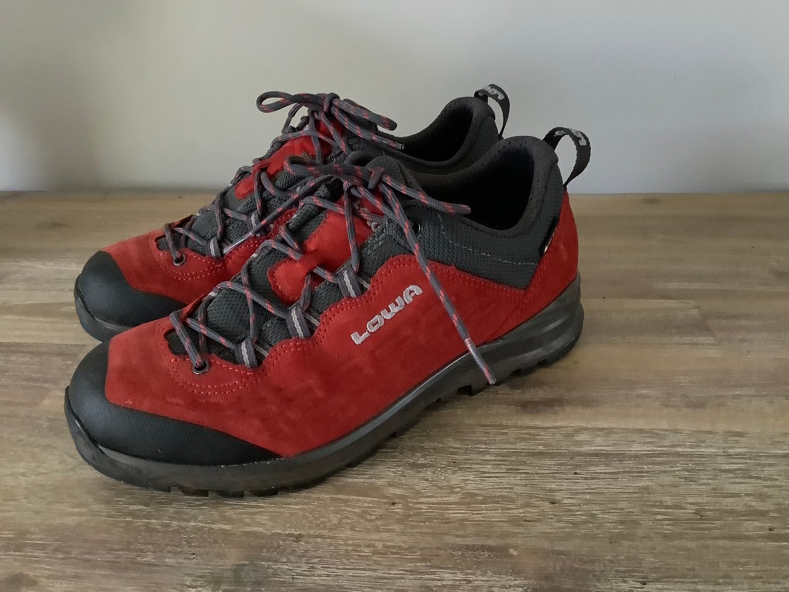 Lowa schoenen maat 37, Zo goed als nieuw, Rood, Wandelschoenen, Ophalen of Verzenden