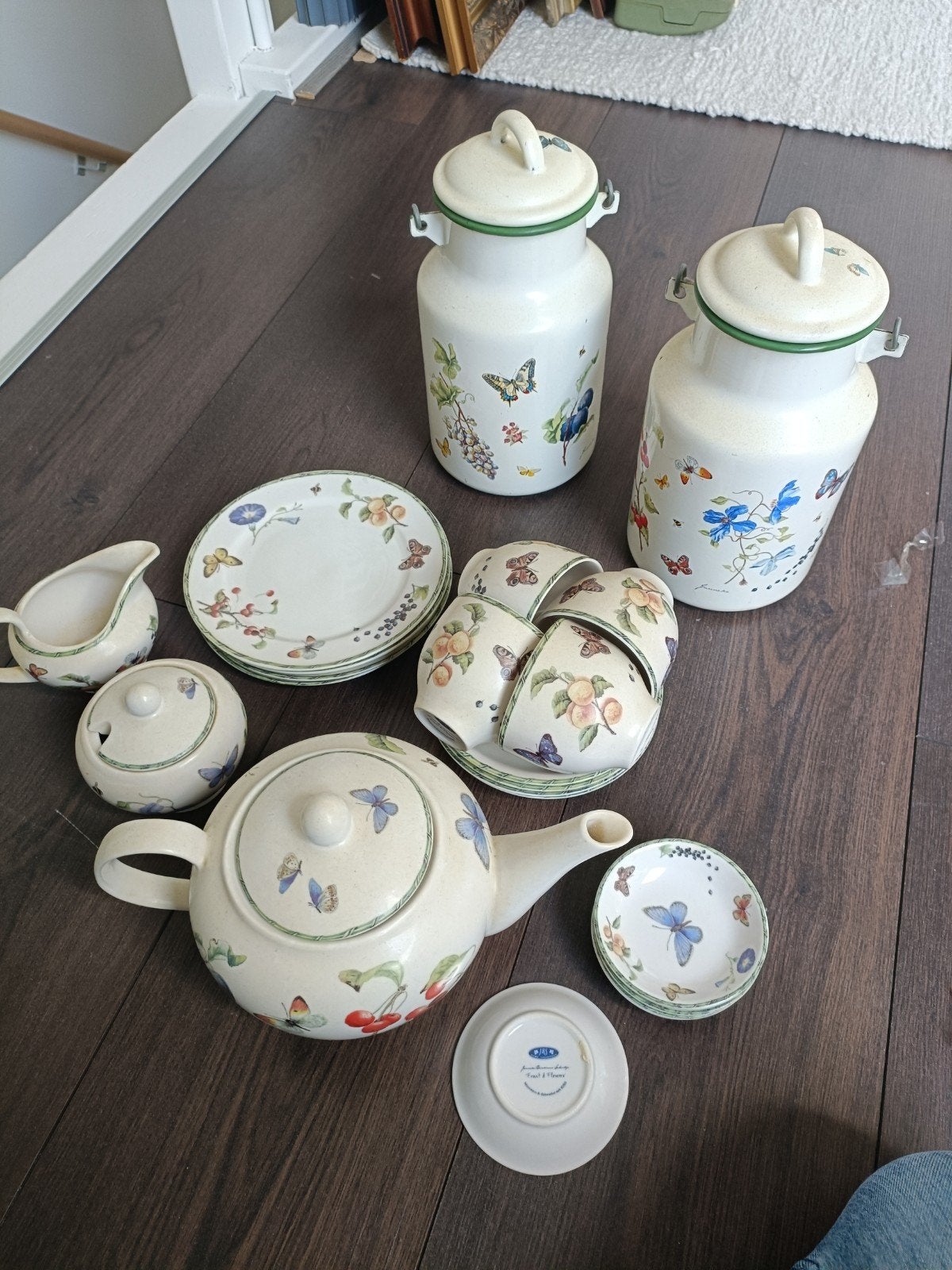 Compleet servies met vlinders en fruit decoratie, Huis en Inrichting, Ophalen of Verzenden, Zo goed als nieuw, Porselein, Overige stijlen