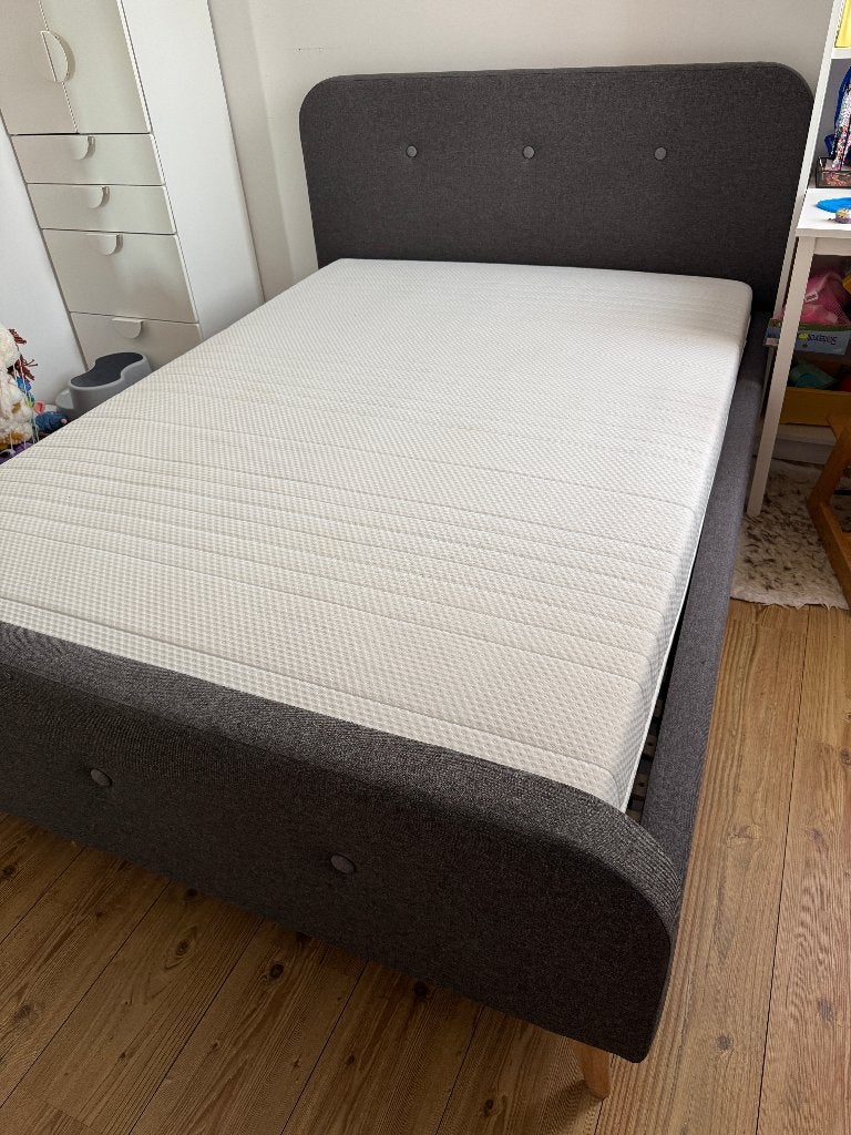 Bed met matras, Huis en Inrichting, Ophalen, Overige materialen, 140 cm, Zo goed als nieuw