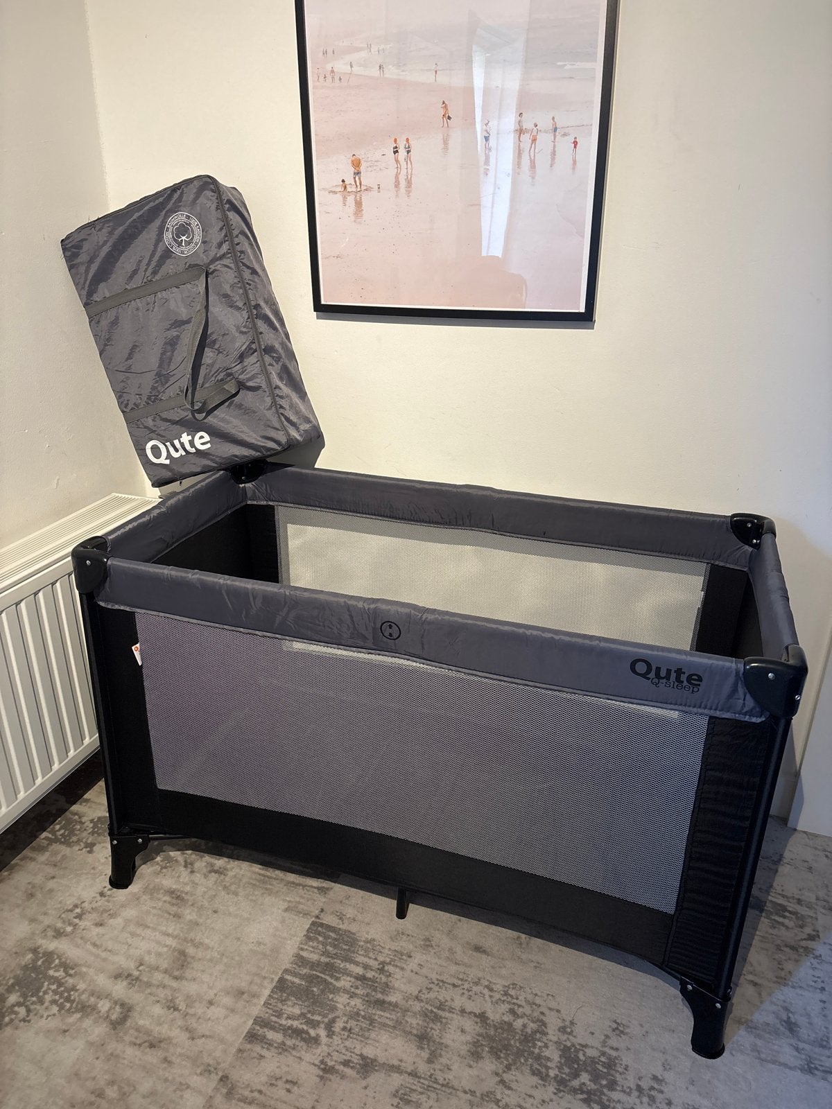 Qute campingbedje met extra matras - Grijs, Kinderen en Baby's, Ophalen, Gebruikt, Reisbedje