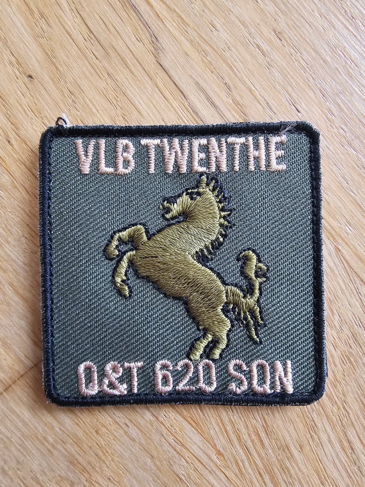 borstembleem vliegbasis Twente 620 sqn, Verzamelen, Ophalen of Verzenden, Luchtmacht, Nederland, Embleem of Badge