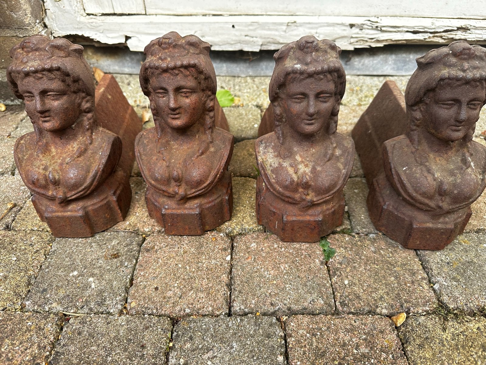 Set van 4 antieke gietijzeren vuurbokken met bustes, Ophalen