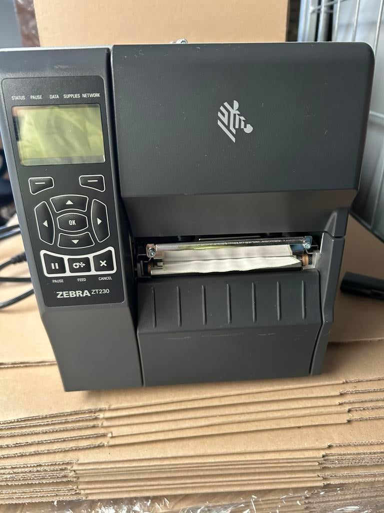 Zebra. ZT 230. Label Printer. Met 9  Label rollen, Computers en Software, Labelprinters, Ophalen of Verzenden, Nieuw