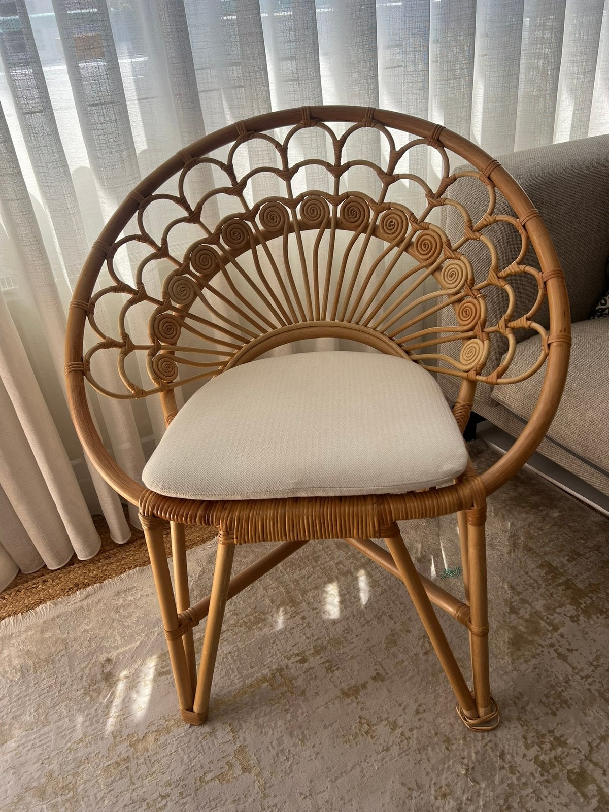 Rotan stoel met pauw rugleuning en zacht zitkussen, Huis en Inrichting, Stoelen, Bruin, Ophalen of Verzenden, Zo goed als nieuw
