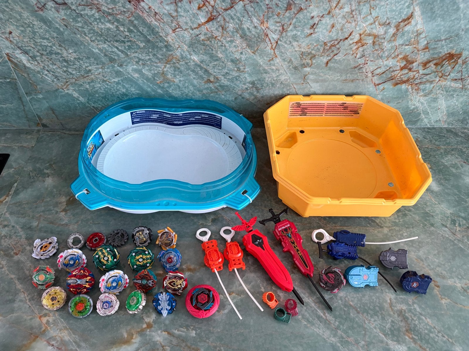 Beyblade verzameling inclusief 2 arena's, Ophalen of Verzenden, Gebruikt