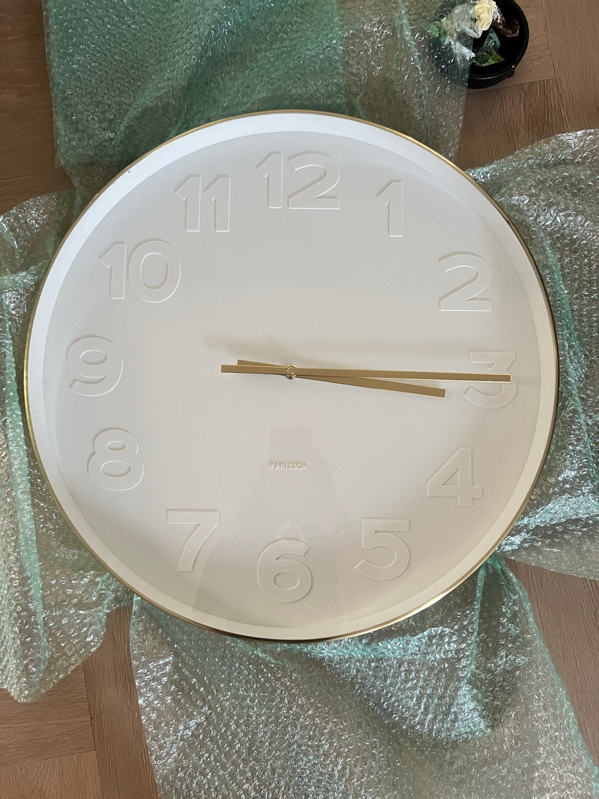 Grote Witte Wandklok met Gouden Details, Ophalen, Zo goed als nieuw, Analoog, Wandklok