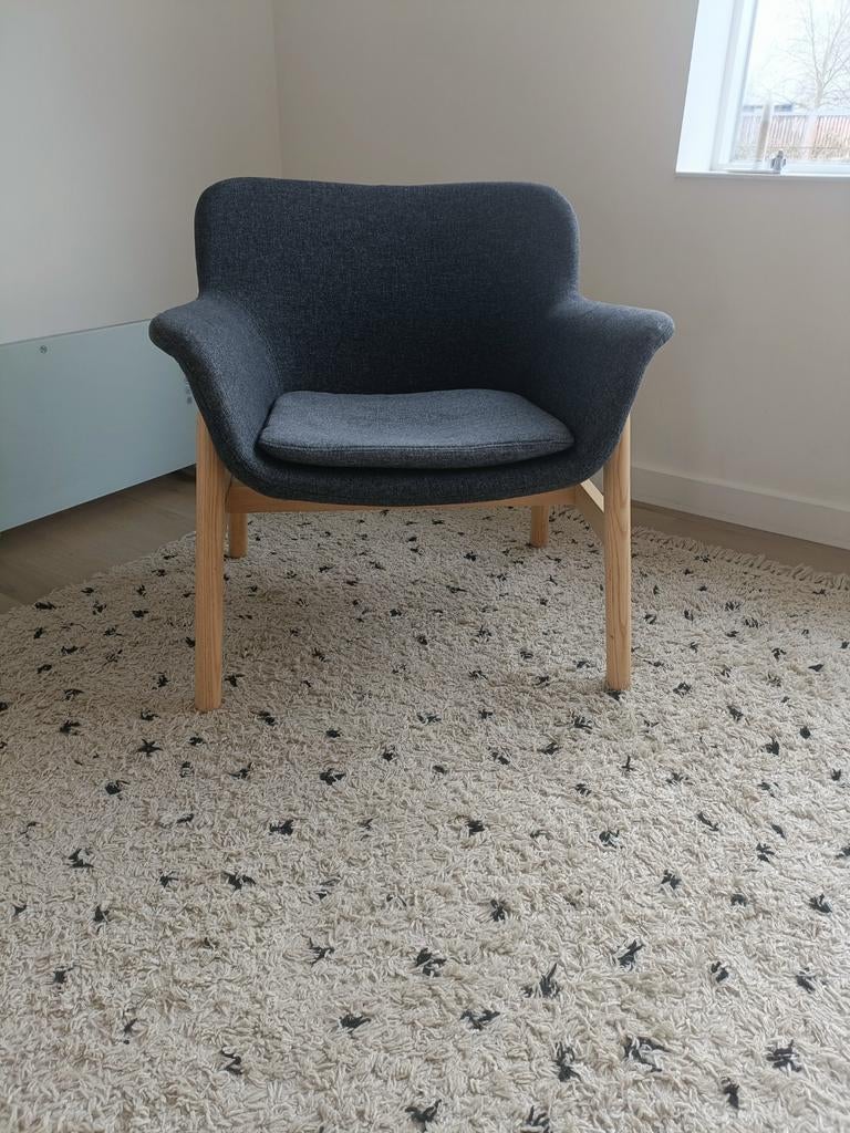 Comfortabele grijze fauteuil met houten onderstel, Huis en Inrichting, Fauteuils, Modern, Scandinavisch, 75 tot 100 cm, Ophalen of Verzenden