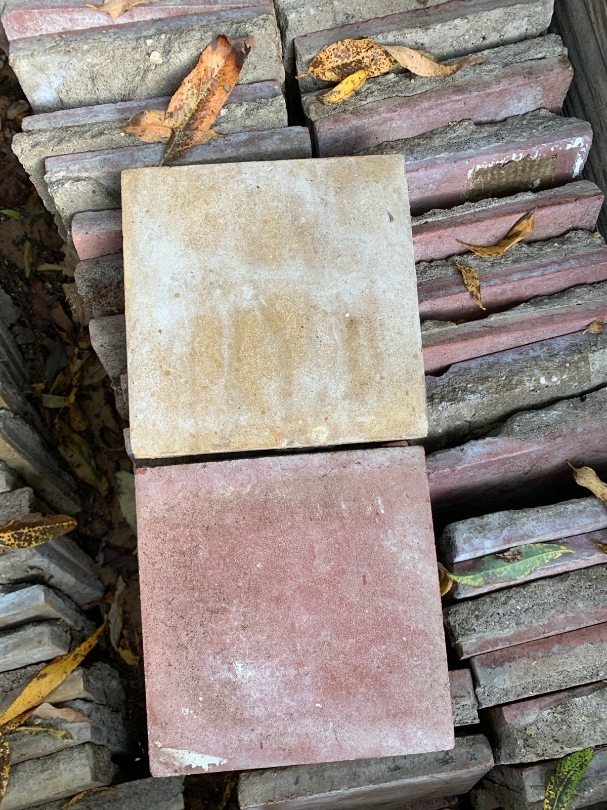 Oude plavuizen 15x15 cm - Geel en Rood teab, Ophalen, Gebruikt, Keramiek