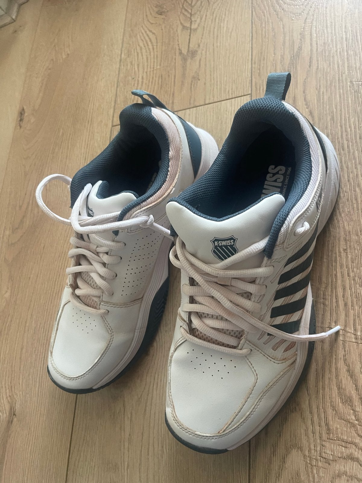 K-Swiss tennisschoenen wit met blauw - Maat 44, Sport en Fitness, L2, Gebruikt, Verzenden, K-Swiss