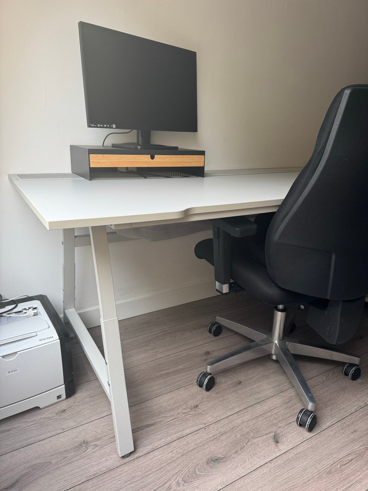 Complete werkplek: bureau+stoel, monitor+standaard & muismat, Metaal, Ophalen of Verzenden, Zo goed als nieuw, IKEA
