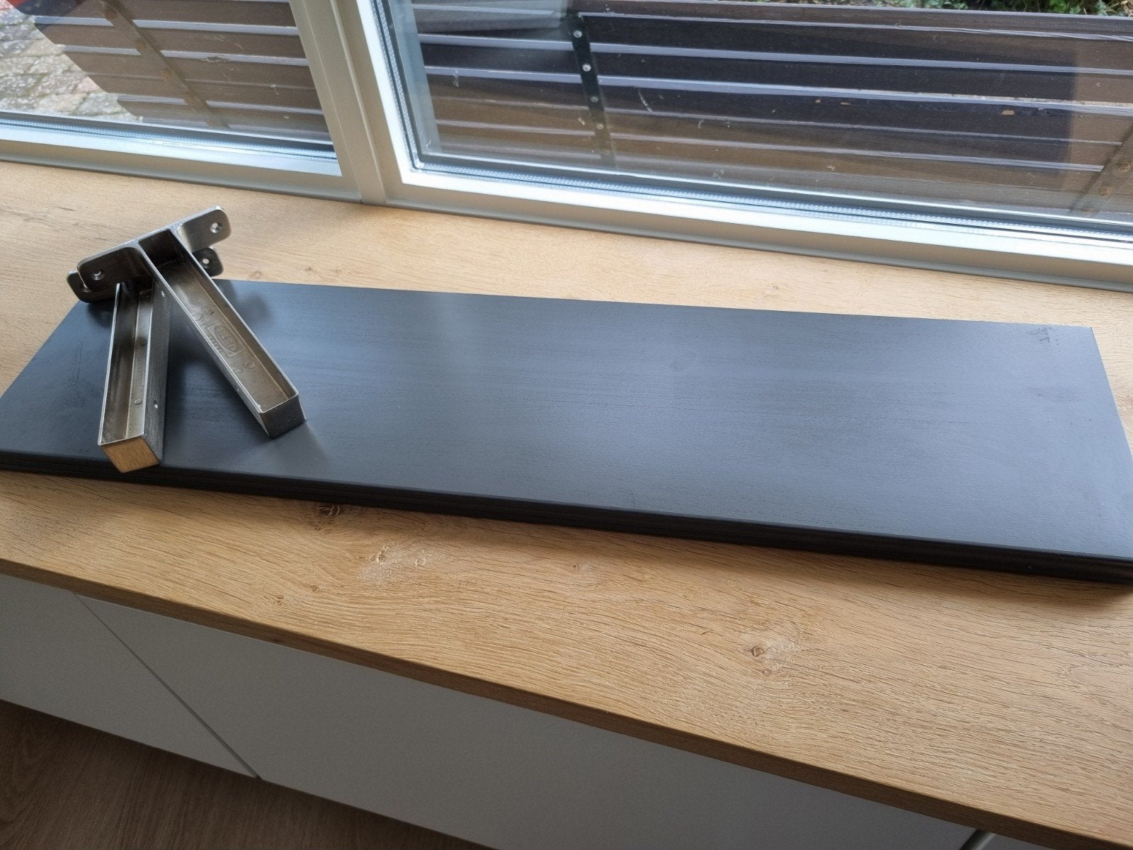 2x IKEA BERGSHULT plank antraciet met dragers, Ophalen of Verzenden, Zo goed als nieuw