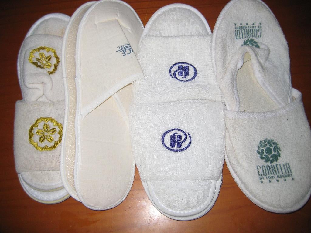 Verzamelaar van hotel-artikelen? : 4 x huisschoenen (188), Ophalen of Verzenden, Zo goed als nieuw, Overige typen