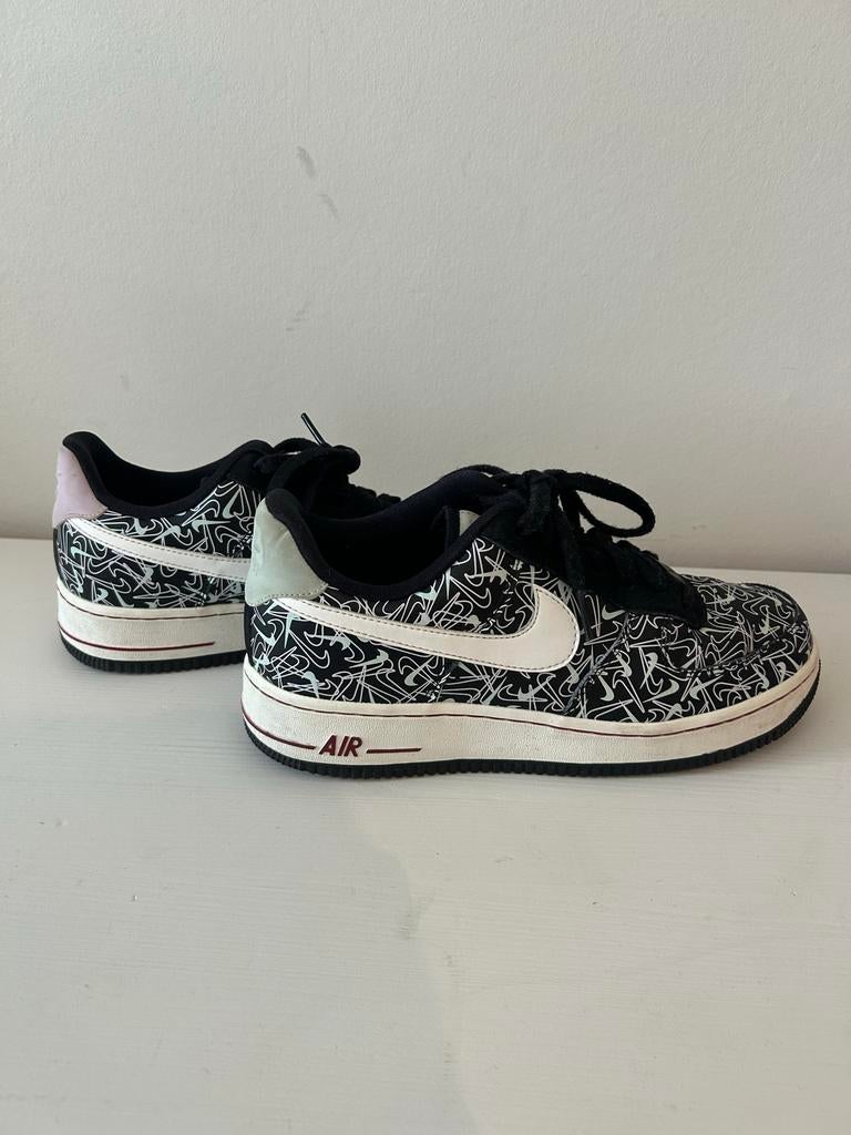 Nike Wmns Air Force 1 '07 Low SE Valentine's Day, Kleding | Dames, Ophalen, Zo goed als nieuw, Zwart, Sneakers of Gympen