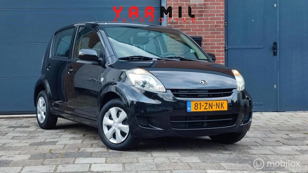 Daihatsu Sirion 2 1.0-12V Premium 5 DRS NAP LAGE KMSTAND, Auto's, Gebruikt, Zwart, Bedrijf, Handgeschakeld