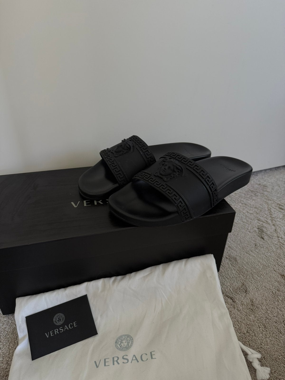 Versace - Palazzo Medusa Pool Slides maat 41, Ophalen of Verzenden, Zo goed als nieuw, Zwart