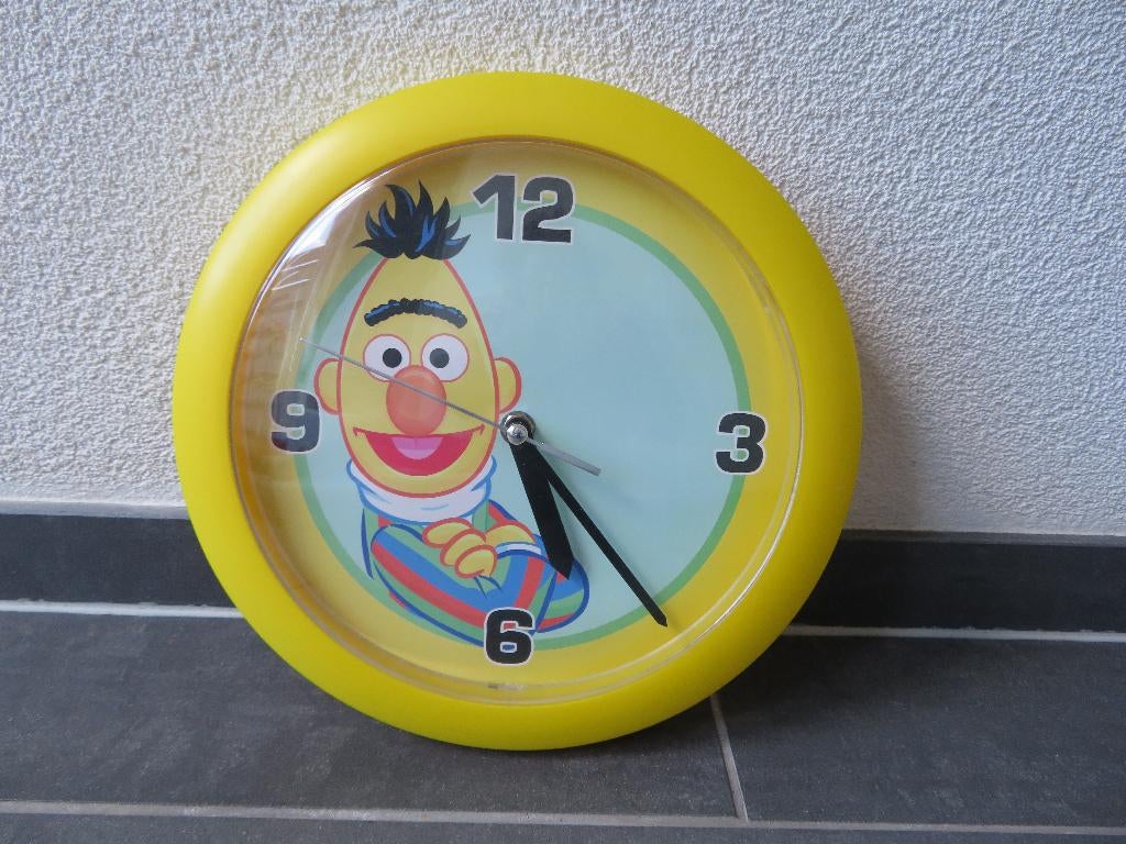 Klok met Bert van Sesamstraat, werkt op batterij, Huis en Inrichting, Ophalen of Verzenden, Gebruikt, Analoog, Wandklok