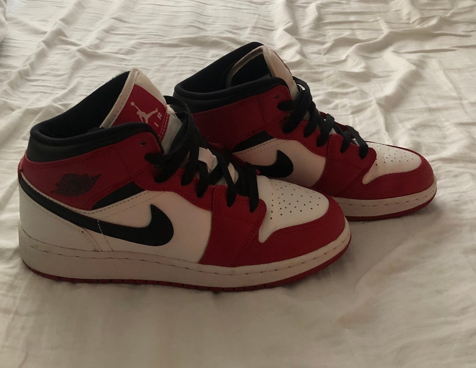Nike air jordan 1 mid Chicago 37.5, Ophalen of Verzenden, Zo goed als nieuw, Sneakers of Gympen