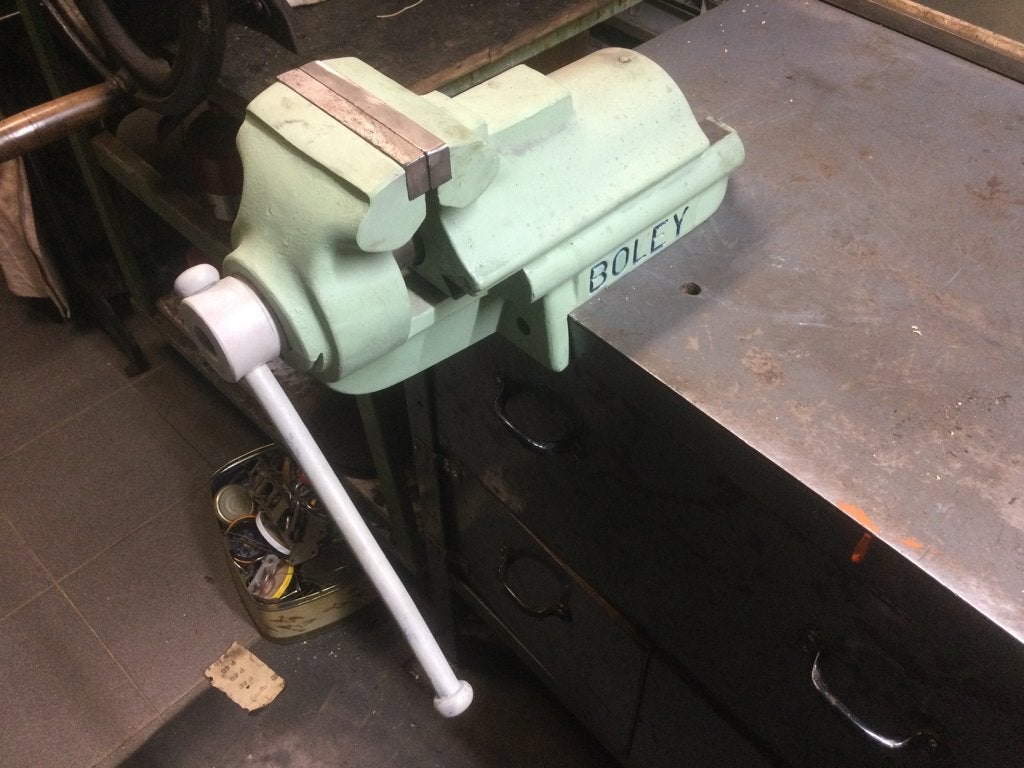 Zware Boley bankschroef (27,5 kg.)., Antiek en Kunst, Antiek | Gereedschap en Instrumenten, Ophalen