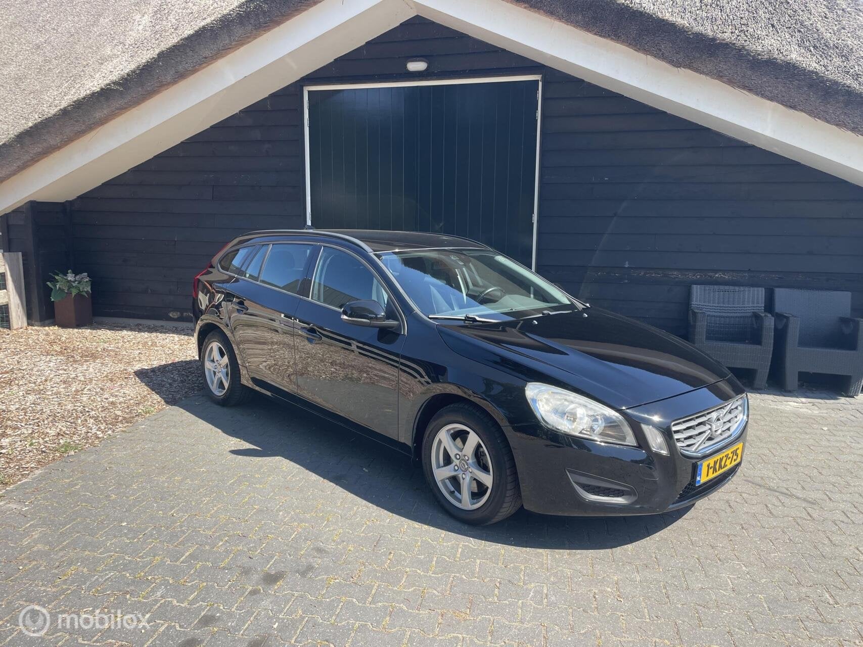 Volvo V60 1.6 T3 Kinetic, Multifunctioneel stuurwiel, Airco, Auto's, Voorwielaandrijving, Stof, Gebruikt, Zwart