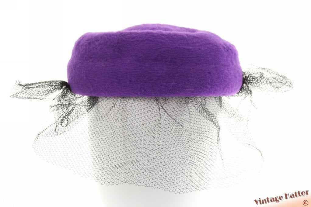 Vintage Dames pillbox hoed paars haarvilt en zwarte voile 57, Ophalen of Verzenden, Gedragen, 56 of 57 cm (M, 7 of 7⅛ inch), Hoed