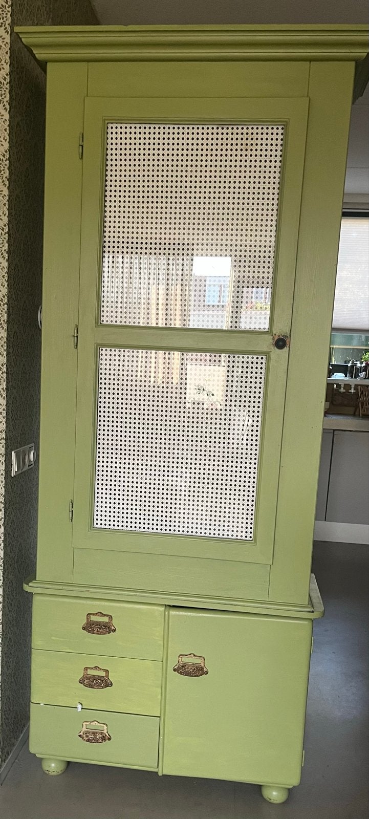 Groene houten kast met rotan details en lades, Ophalen of Verzenden