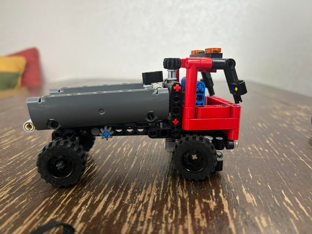 Rode truck lego technic 42084, Overige merken, 1:50 of kleiner, Ophalen of Verzenden, Zo goed als nieuw