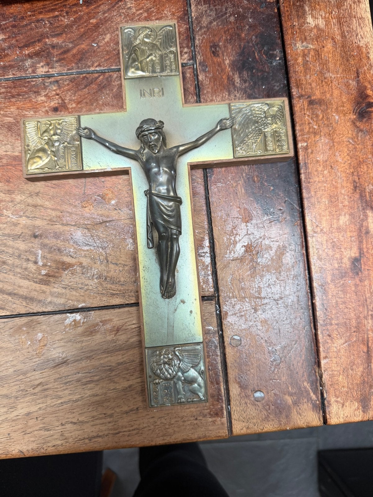 Antiek houten wandkruisbeeld met koperen/messingen accenten, Antiek en Kunst, Ophalen of Verzenden