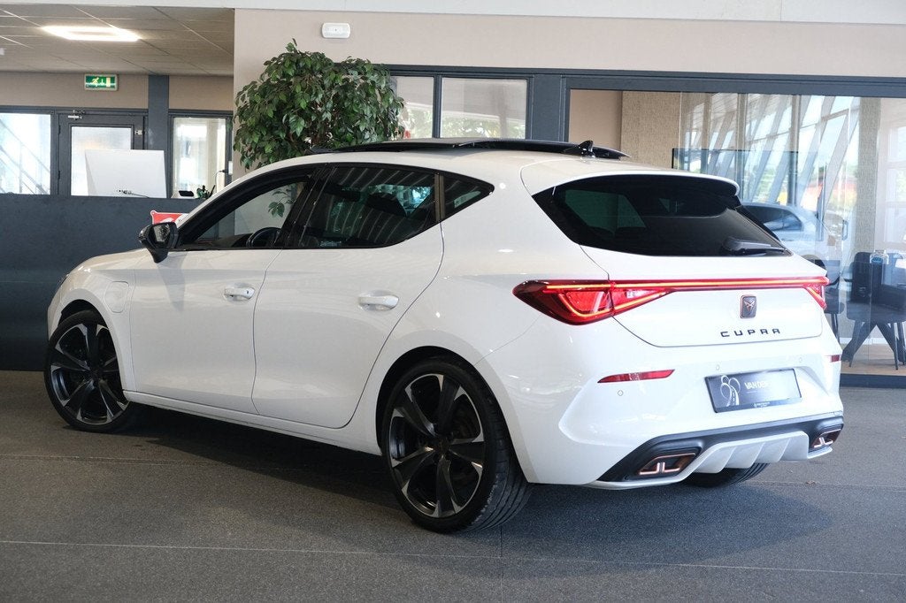 CUPRA Leon 1.4 e-Hybrid VZ 245PK Pano Navi Led Leder Pdc, Auto's, 77 km/l, Gebruikt, Zwart, 4 cilinders