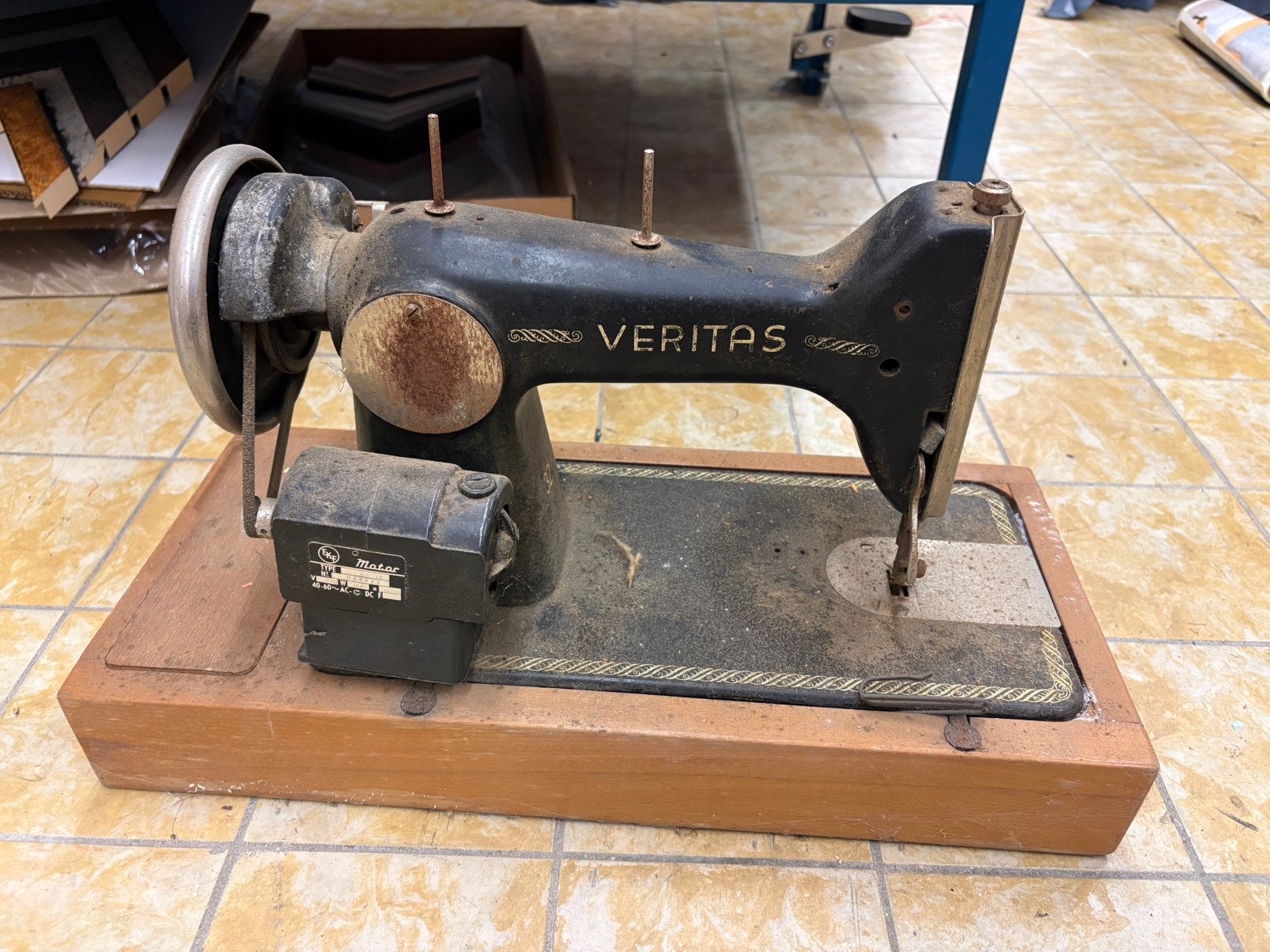 Hele oude naaimachine (ter decoratie), Ophalen